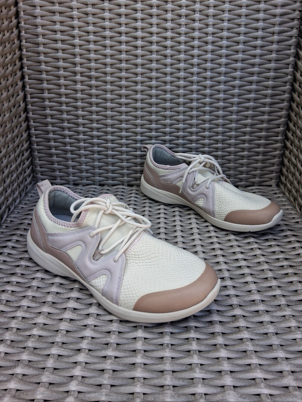 Vionic Storm  Light Pink and Ctream Athletic  Sneakers